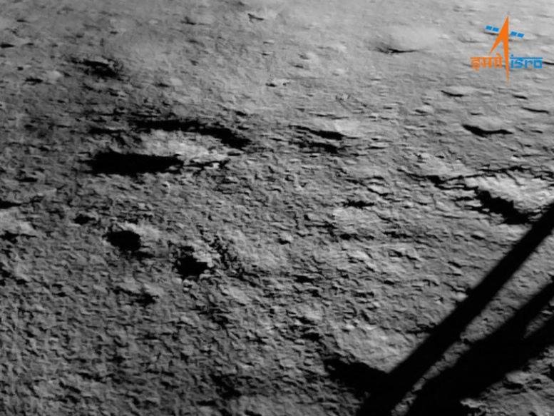 Tàu đổ bộ Ấn Độ hạ cánh thành công xuống bề mặt Mặt Trăng - Ảnh 2.