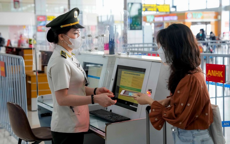 Sân bay Nội Bài tăng cường an ninh dịp nghỉ lễ Quốc khánh