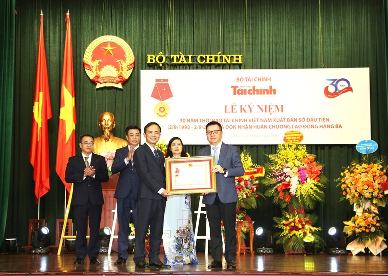 Thời báo Tài chính đón nhận Huân chương Lao động hạng Ba - Ảnh 1.