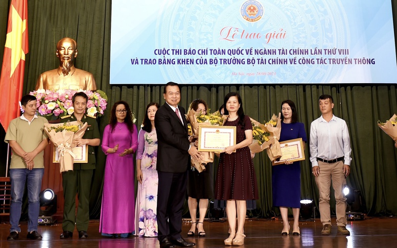 Trao giải và tặng bằng khen về công tác truyền thông ngành tài chính