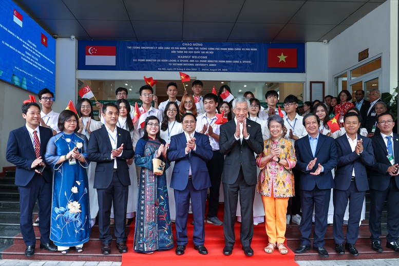 Thủ tướng Phạm Minh Chính và Thủ tướng Lý Hiển Long giao lưu, ăn trưa cùng sinh viên ĐHQGHN - Ảnh 1.