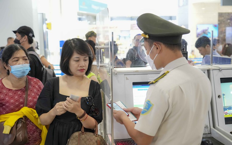 Hành khách hào hứng sử dụng VNeID 'check-in' sân bay thay giấy tờ tùy thân
