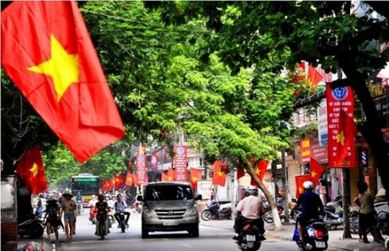 Thời tiết dịp nghỉ lễ: Bắc Bộ nắng nóng, Nam Bộ mưa dông chiều tối - Ảnh 1.