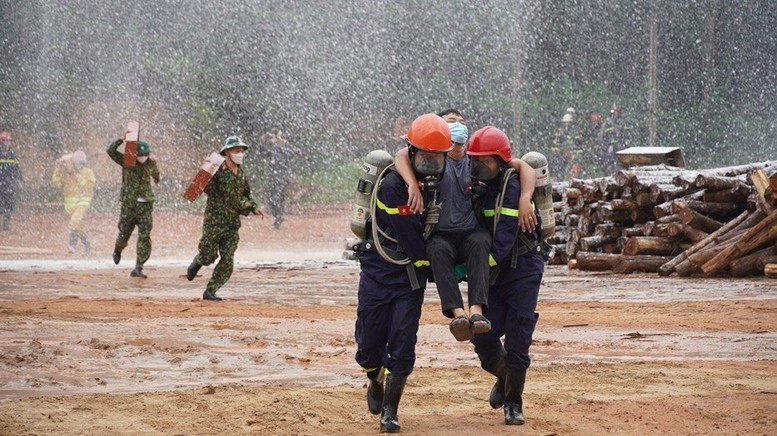 Quảng Trị: Diễn tập phòng cháy chữa cháy quy mô lớn tại khu công nghiệp - Ảnh 4.