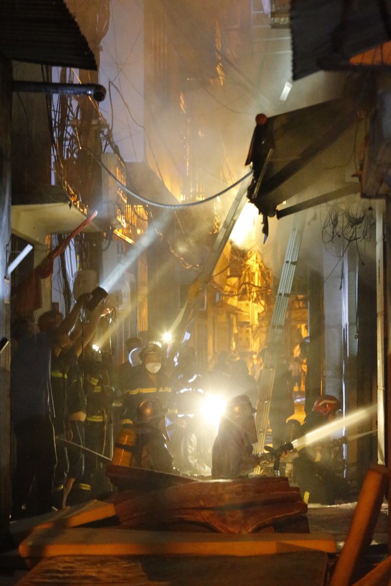 Hà Nội: Cháy lớn giữa đêm tại chung cư nằm trong ngõ sâu - Ảnh 3.