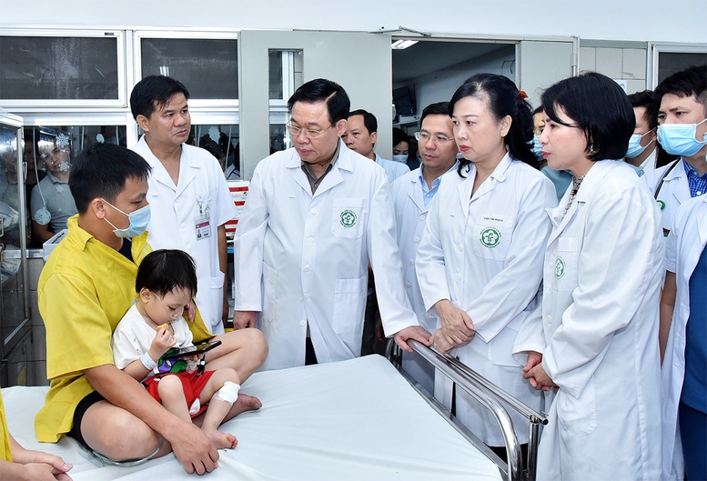 Chủ tịch Quốc hội thắp hương tưởng niệm các nạn nhân vụ hoả hoạn tại phố Khương Hạ - Ảnh 2.