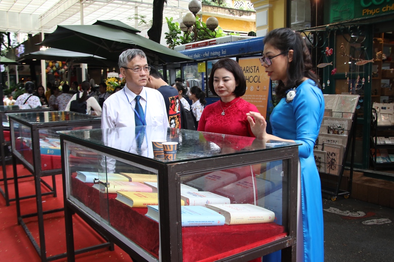 Triển lãm sách về Chủ tịch Hồ Chí Minh và các đồng chí lãnh đạo Đảng, Nhà nước - Ảnh 1.