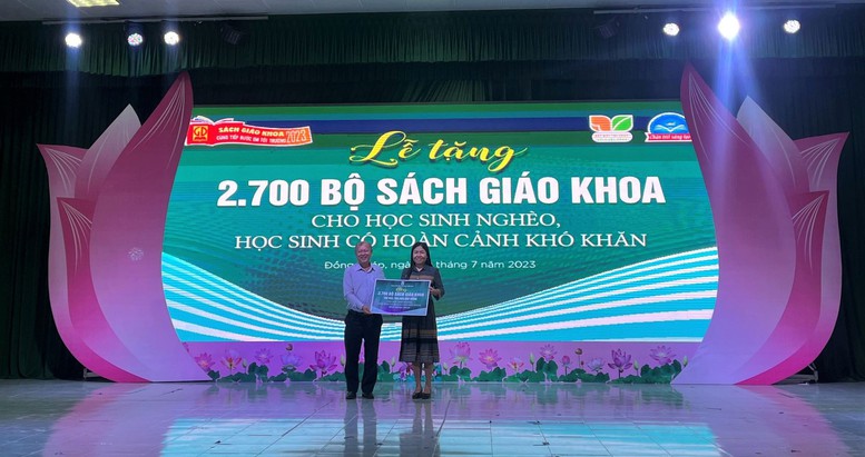 Hơn 100.000 bộ sách giáo khoa được trao tặng cho chương trình &quot;Cùng tiếp bước em tới trường&quot; - Ảnh 1.