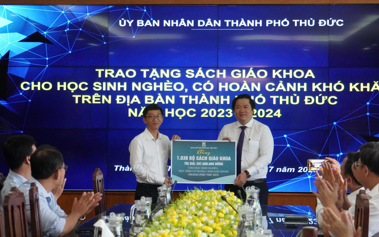 Hơn 100.000 bộ sách giáo khoa được trao tặng cho chương trình 'Cùng tiếp bước em tới trường'