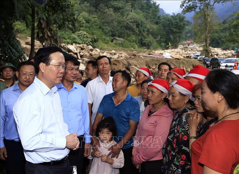 Chủ tịch nước Võ Văn Thưởng thăm, tặng quà các gia đình thiệt hại sau lũ quét tại Lào Cai