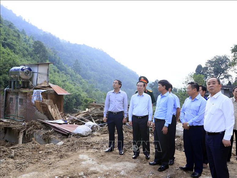 Chủ tịch nước Võ Văn Thưởng thăm, tặng quà các gia đình thiệt hại sau lũ quét tại Lào Cai - Ảnh 2.