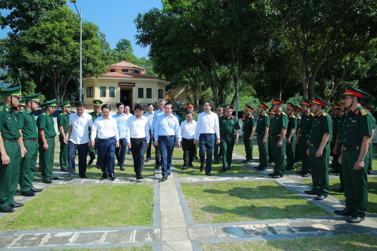 Phó Thủ tướng Trần Hồng Hà dự lễ chào cờ ở 'nơi con sông Hồng chảy vào đất Việt' - Ảnh 2.