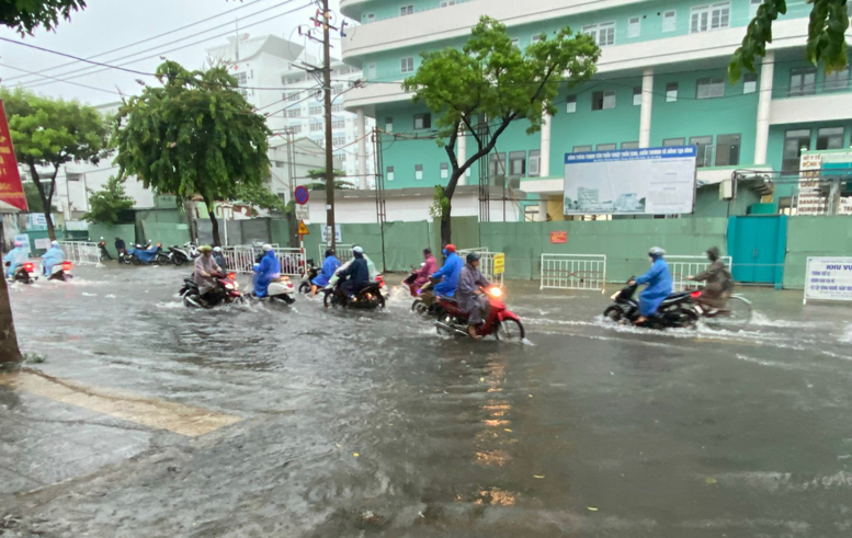 Miền Trung chủ động triển khai các biện pháp ứng phó với mưa lớn - Ảnh 1.