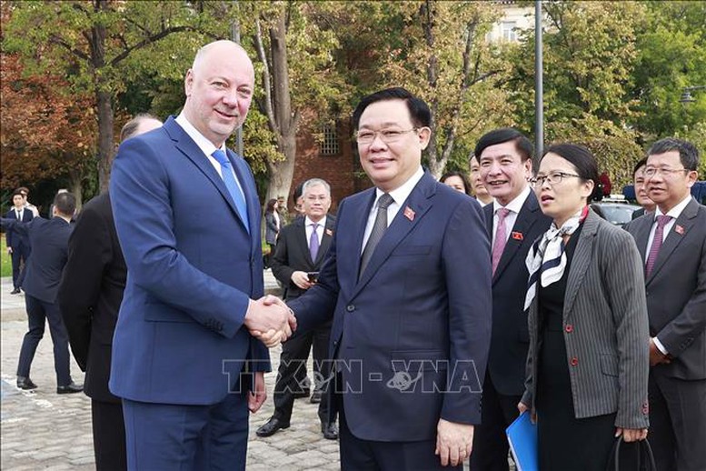 Chủ tịch Quốc hội Bulgaria Rosen Zhelyazkov đón, hội đàm với Chủ tịch Quốc hội Vương Đình Huệ - Ảnh 1.