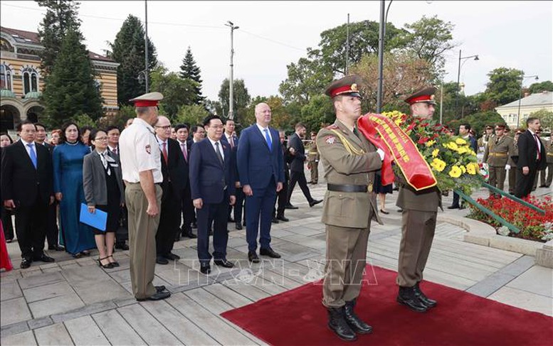 Chủ tịch Quốc hội Bulgaria Rosen Zhelyazkov đón, hội đàm với Chủ tịch Quốc hội Vương Đình Huệ - Ảnh 2.