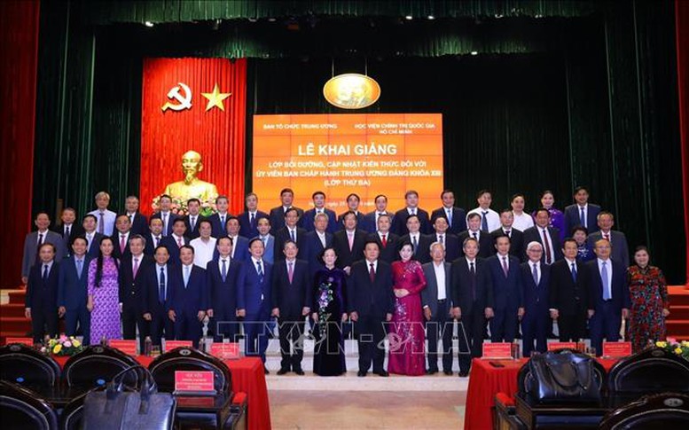 Khai giảng Lớp Bồi dưỡng, cập nhật kiến thức cho 42 Ủy viên Trung ương Đảng khóa XIII - Ảnh 2.