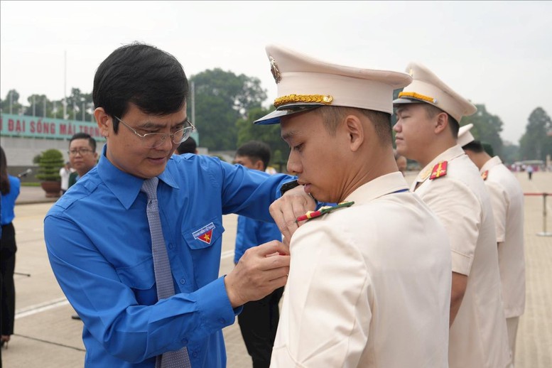 420 đại biểu thanh niên tiên tiến toàn quốc báo công dâng Bác - Ảnh 4.