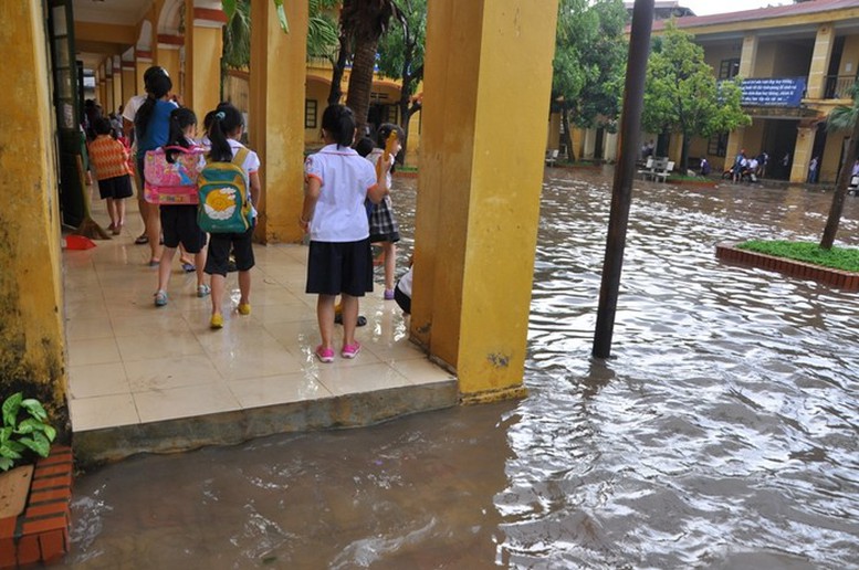 Lên phương án đảm bảo an toàn dạy và học trong điều kiện mưa bão - Ảnh 1.