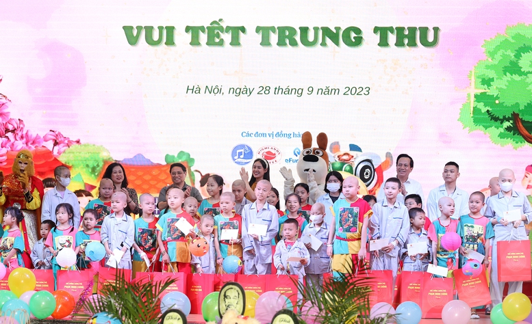 Thủ tướng chung vui Tết Trung thu với các bệnh nhân đặc biệt - Ảnh 1.