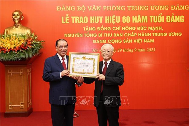 Trao Huy hiệu 60 năm tuổi Đảng tặng nguyên Tổng Bí thư Nông Đức Mạnh - Ảnh 2.