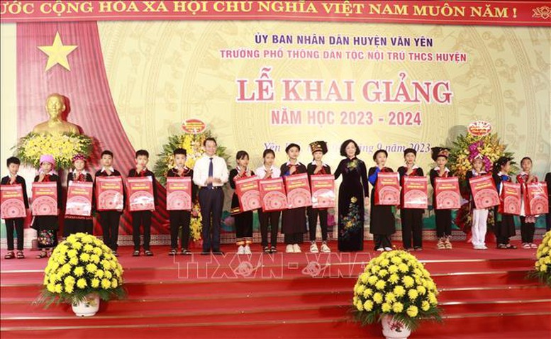 Thường trực Ban Bí thư dự khai giảng năm học mới và làm việc tại tỉnh Yên Bái - Ảnh 3.