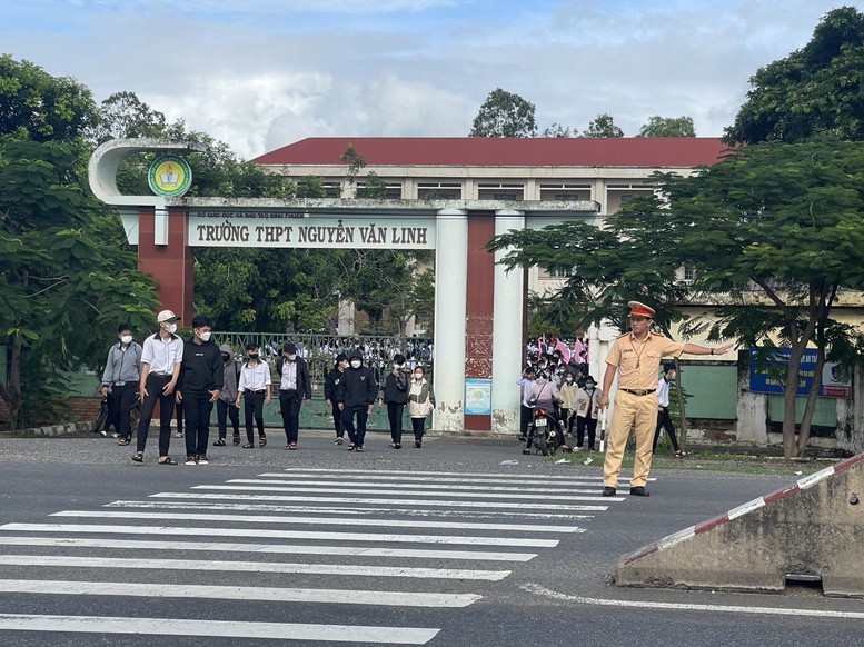 CSGT toàn quốc bảo đảm an toàn cho lễ khai giảng năm học mới - Ảnh 1.