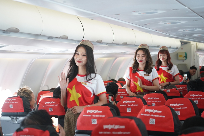 Khách bay Vietjet bất ngờ xem trình diễn áo dài ở độ cao 10.000m - Ảnh 2.