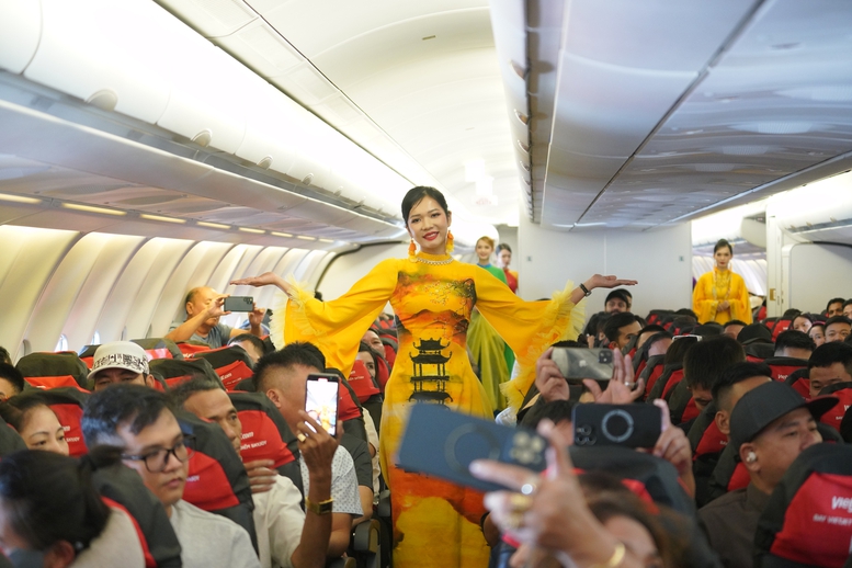 Khách bay Vietjet bất ngờ xem trình diễn áo dài ở độ cao 10.000m - Ảnh 3.