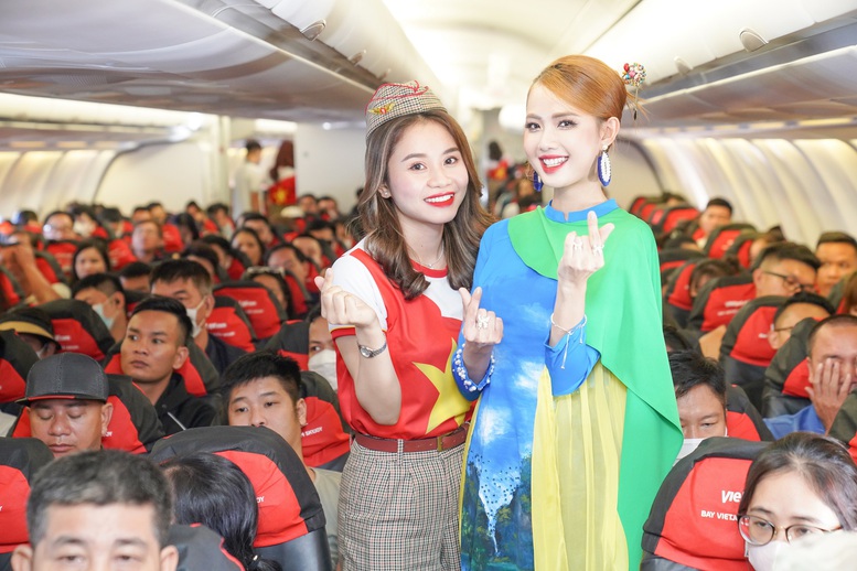 Khách bay Vietjet bất ngờ xem trình diễn áo dài ở độ cao 10.000m - Ảnh 1.