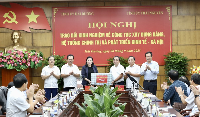 Chia sẻ kinh nghiệm về công tác xây dựng Đảng và phát triển kinh tế xã hội - Ảnh 1.