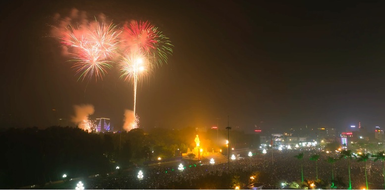 Người dân cả nước chào đón năm mới 2024 với nhiều niềm tin, kỳ vọng- Ảnh 5.