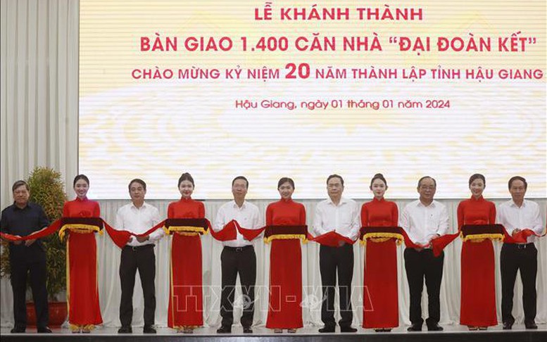 Chủ tịch nước Võ Văn Thưởng dự Lễ bàn giao 1.400 căn nhà Đại đoàn kết tại tỉnh Hậu Giang