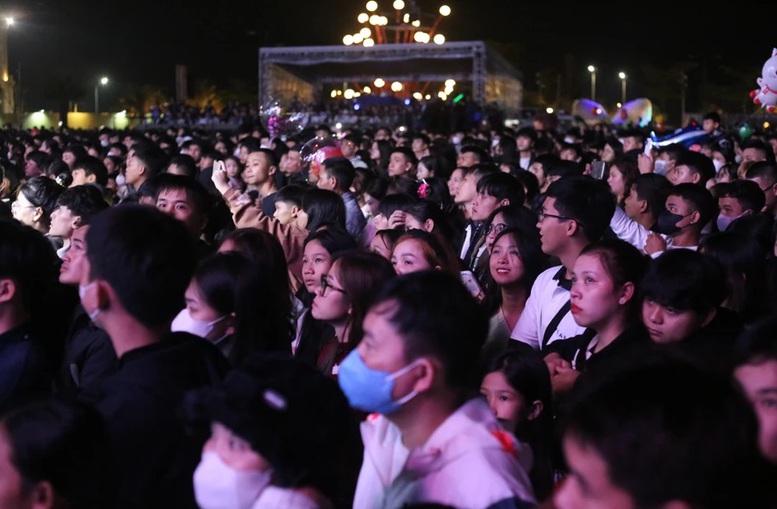 Người dân cả nước chào đón năm mới 2024 với nhiều niềm tin, kỳ vọng- Ảnh 6.