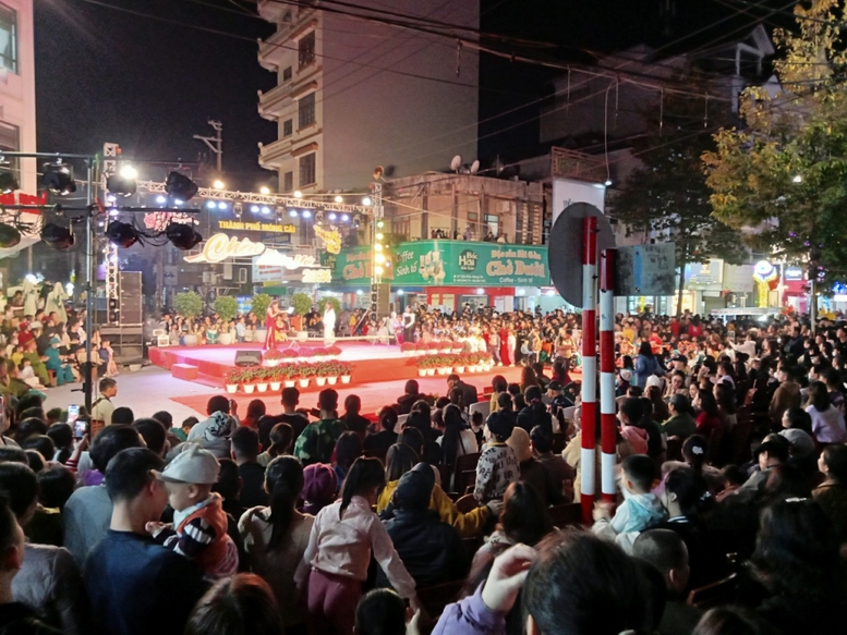 Người dân cả nước chào đón năm mới 2024 với nhiều niềm tin, kỳ vọng- Ảnh 3.