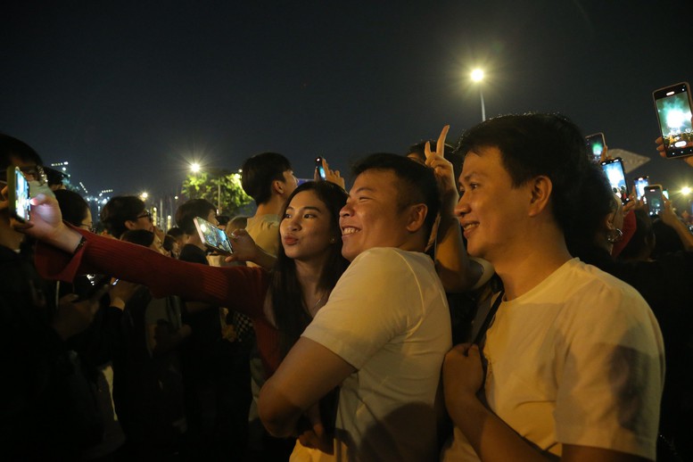 TPHCM: Biển người đổ về trung tâm xem pháo hoa chào đón năm mới- Ảnh 6.