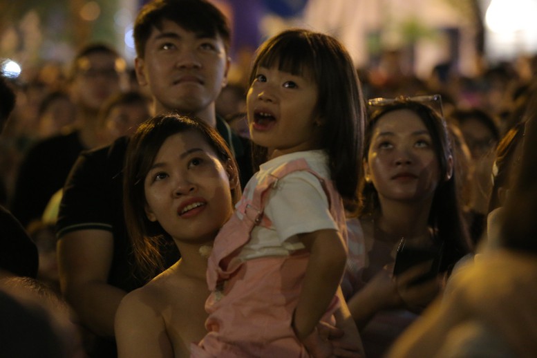 TPHCM: Biển người đổ về trung tâm xem pháo hoa chào đón năm mới- Ảnh 7.