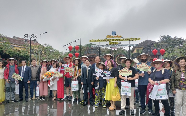 Các địa phương miền Trung đón du khách ‘xông đất’