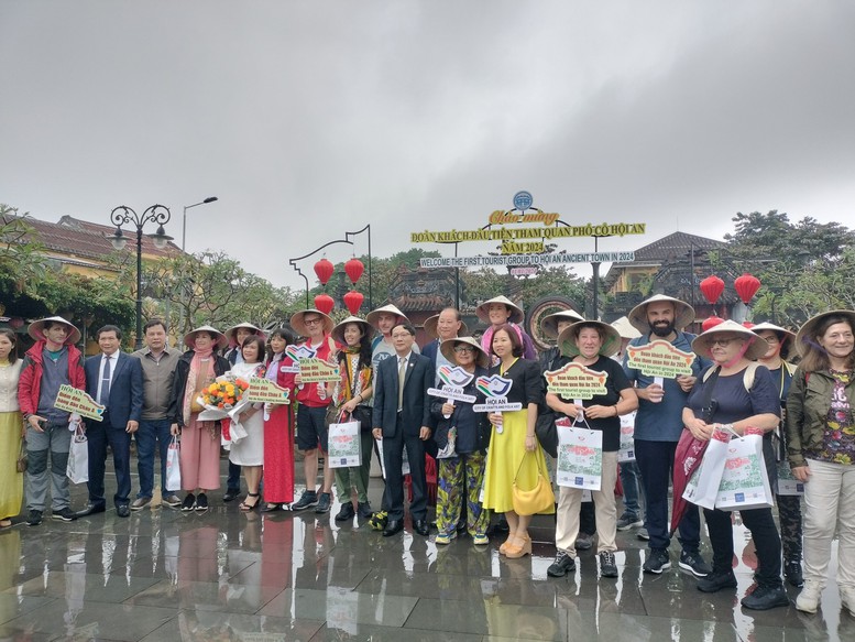 Các địa phương miền Trung đón du khách ‘xông đất’- Ảnh 1.