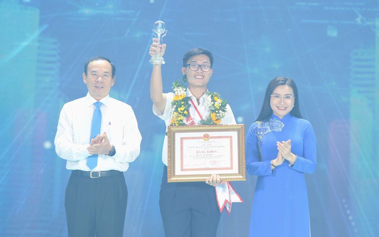 Học sinh chế tạo robot cứu hộ là Công dân trẻ tiêu biểu TPHCM năm 2023