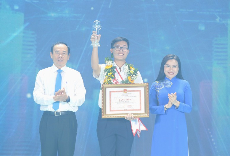 Học sinh chế tạo robot cứu hộ là Công dân trẻ tiêu biểu TPHCM năm 2023- Ảnh 1.