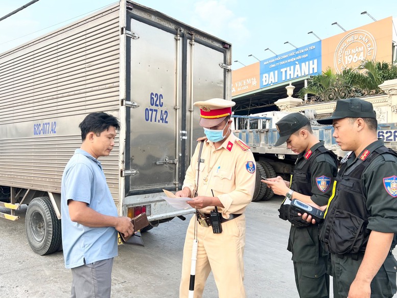 Ngày đầu ra quân, lực lượng CSGT cả nước xử phạt hơn 23 tỷ đồng vi phạm- Ảnh 1.