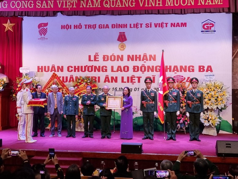 Phó Chủ tịch nước Võ Thị Ánh Xuân dự chương trình Xuân tri ân liệt sĩ 2024- Ảnh 1.