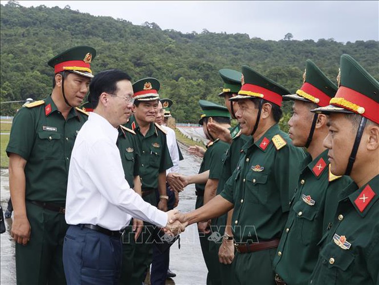 Chủ tịch nước Võ Văn Thưởng thăm, chúc Tết quân và dân xã đảo Thổ Châu- Ảnh 3.