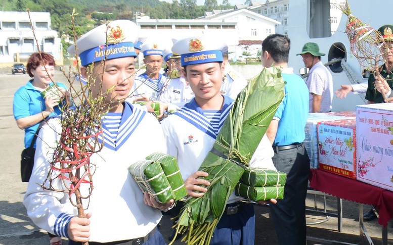 Mang quà Tết đến với quân và dân đảo Cồn Cỏ và Lý Sơn