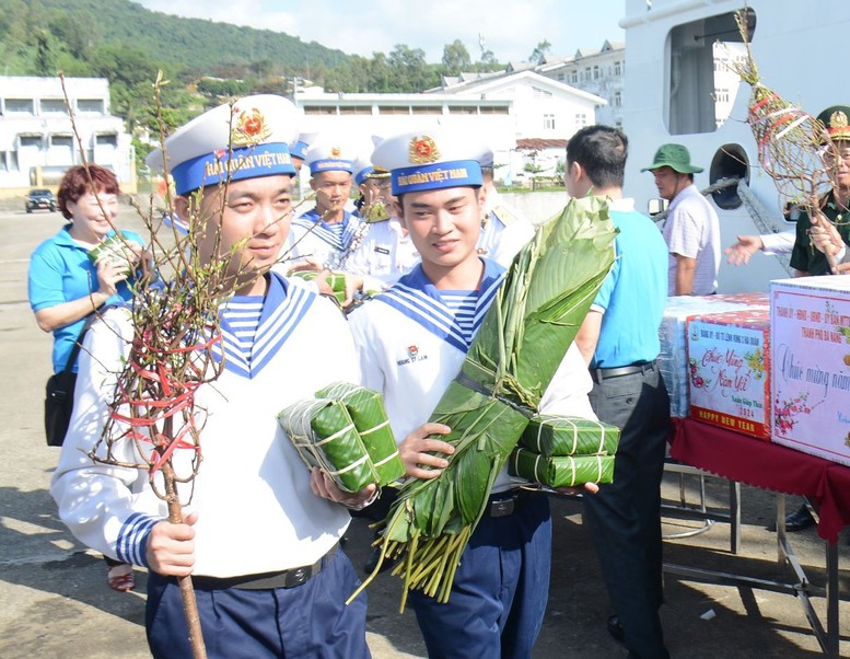 Mang quà Tết đến với quân và dân đảo Cồn Cỏ và Lý Sơn- Ảnh 1.