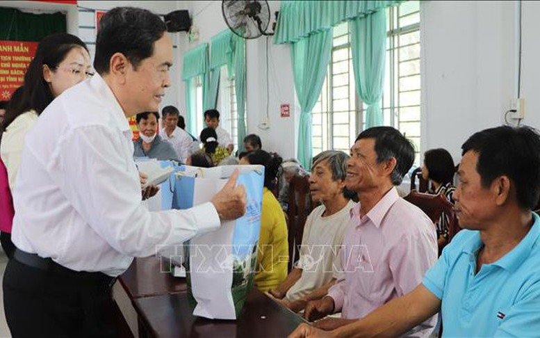 Lãnh đạo Đảng, Nhà nước thăm và tặng quà Tết tại Hậu Giang, Bình Thuận