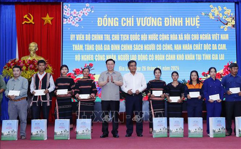 Chủ tịch Quốc hội chúc Tết, tặng quà tại tỉnh Gia Lai