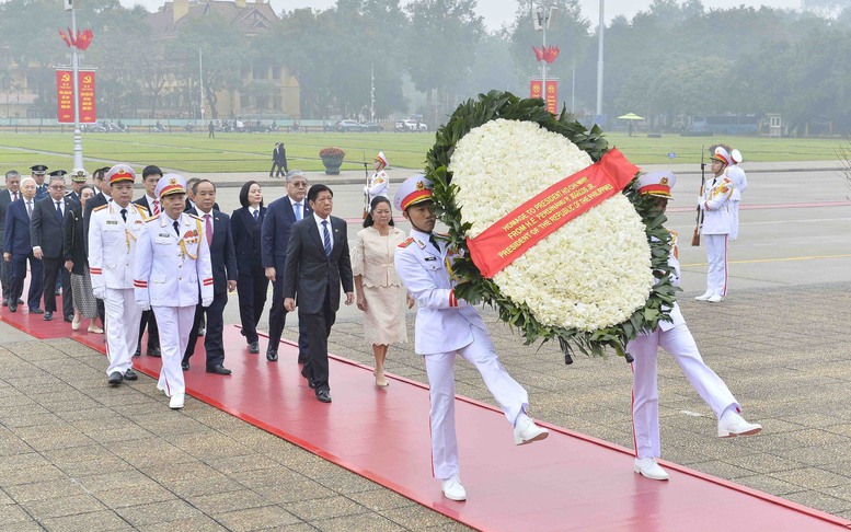 Tổng thống Philippines vào Lăng viếng Chủ tịch Hồ Chí Minh