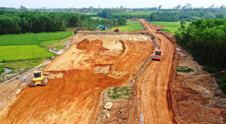 Quảng Ngãi: Khẩn trương bàn giao mặt bằng thi công dự án cao tốc Bắc-Nam- Ảnh 1.