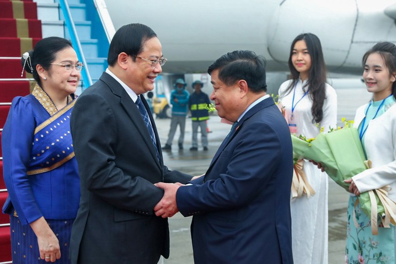 Thủ tướng Lào Sonexay Siphandone đến Hà Nội, bắt đầu chuyến thăm chính thức Việt Nam- Ảnh 3.